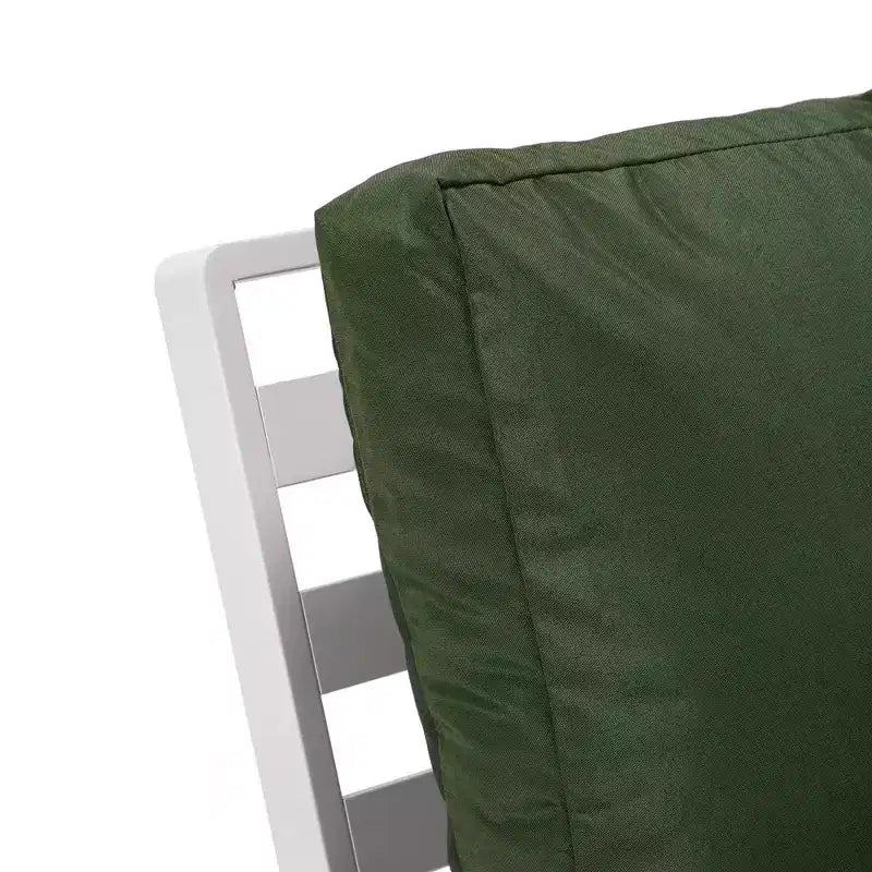 LeisureMod Walbrooke - Set di 2 poltrone moderne da esterno in alluminio bianco antiruggine con braccioli larghi e design adatto a tutte le stagioni