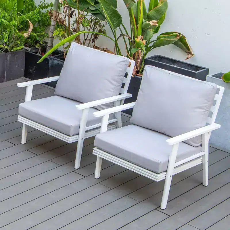 LeisureMod Walbrooke - Set di 2 poltrone moderne da esterno in alluminio bianco antiruggine con braccioli larghi e design adatto a tutte le stagioni