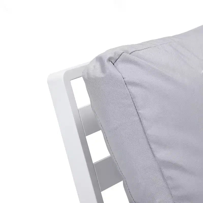 LeisureMod Walbrooke - Set di 2 poltrone moderne da esterno in alluminio bianco antiruggine con braccioli larghi e design adatto a tutte le stagioni