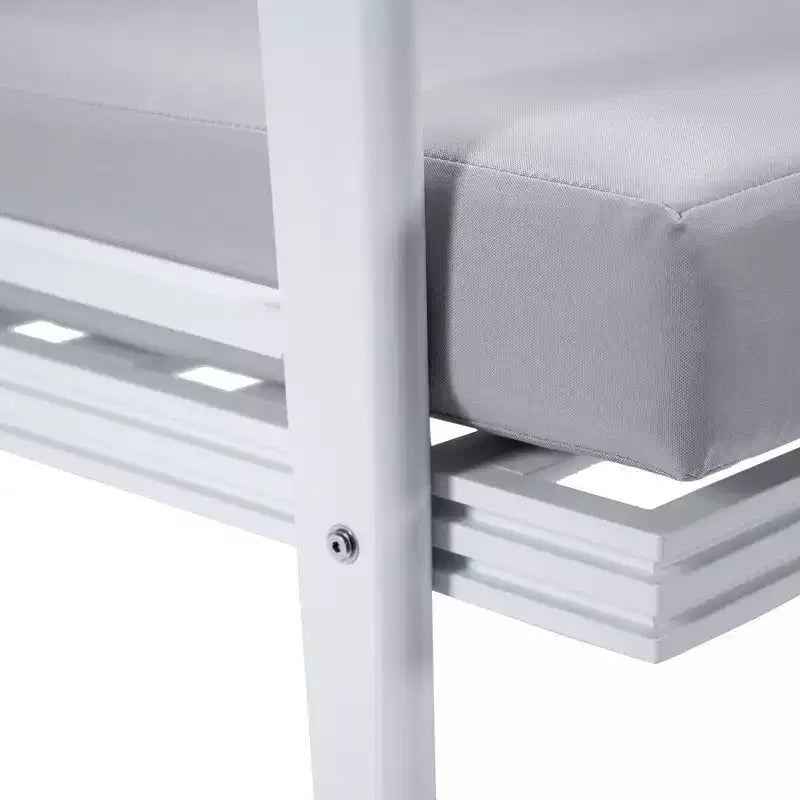 LeisureMod Walbrooke - Set di 2 poltrone moderne da esterno in alluminio bianco antiruggine con braccioli larghi e design adatto a tutte le stagioni