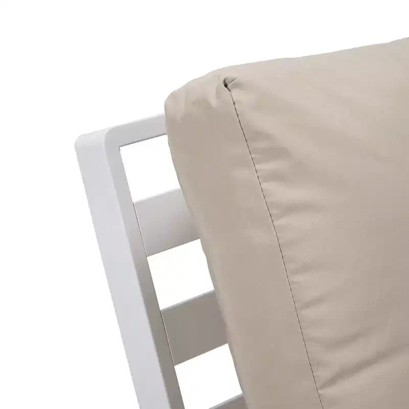 LeisureMod Walbrooke - Set di 2 poltrone moderne da esterno in alluminio bianco antiruggine con braccioli larghi e design adatto a tutte le stagioni
