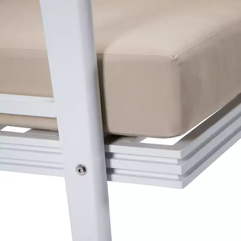 LeisureMod Walbrooke - Set di 2 poltrone moderne da esterno in alluminio bianco antiruggine con braccioli larghi e design adatto a tutte le stagioni