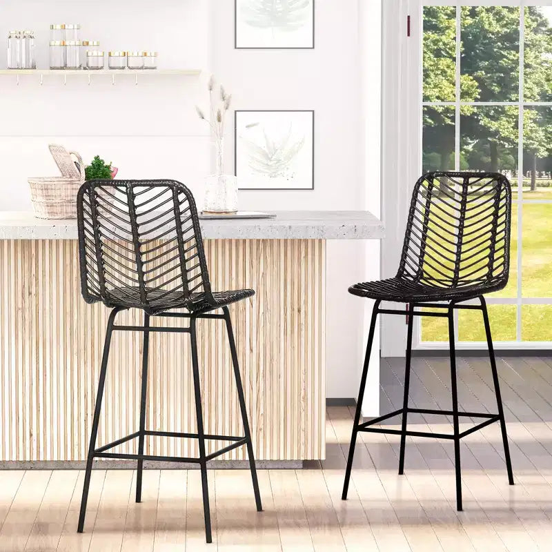 Sgabelli da bar moderni in rattan e vimini ad altezza bancone con base in acciaio