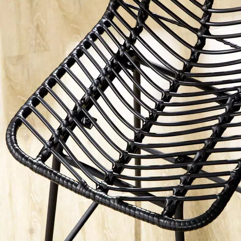 Sgabelli da bar moderni in rattan e vimini ad altezza bancone con base in acciaio